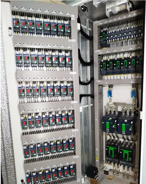 Interior do painel: à esquerda, estrutura articulada com fileiras de disjuntores-motor; à direita, disjuntores e a chave de transferência automática